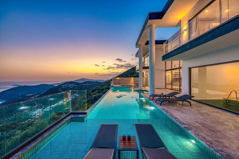 Villa de luxo com piscina de borda infinita ao pôr do sol